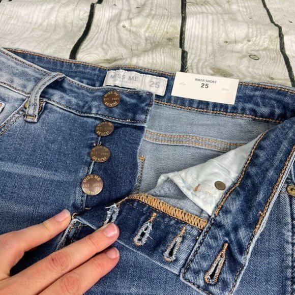 MISS ME Medium Blue Mid Rise Biker Short 25 - Picture 15 of 16
